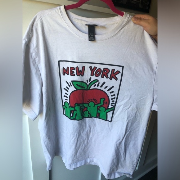 ✨2 for $25✨ Keith Haring H&M New York Apples Tee - Picture 2 of 6